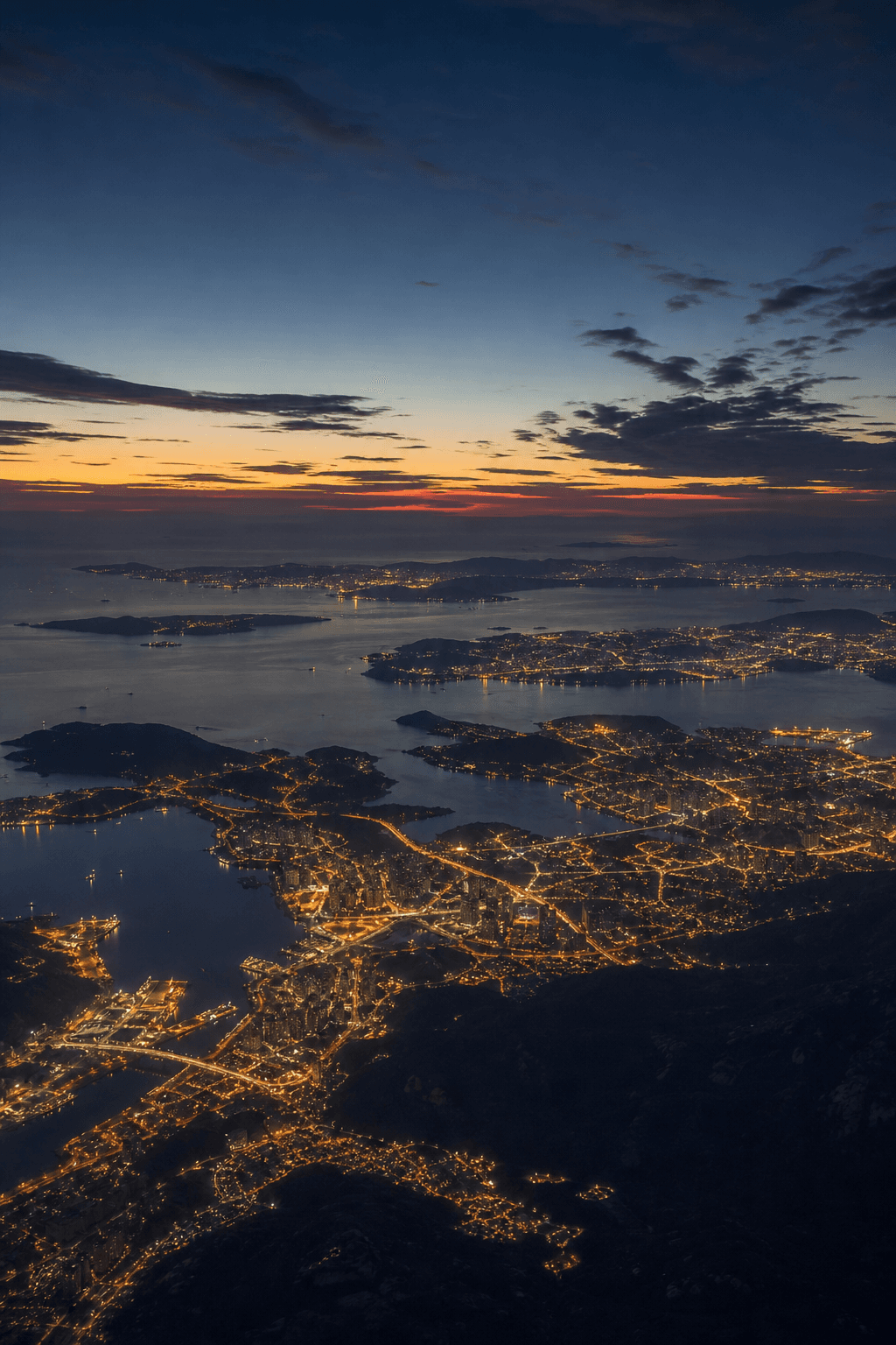 从高空俯瞰的全球海岸与城市灯光